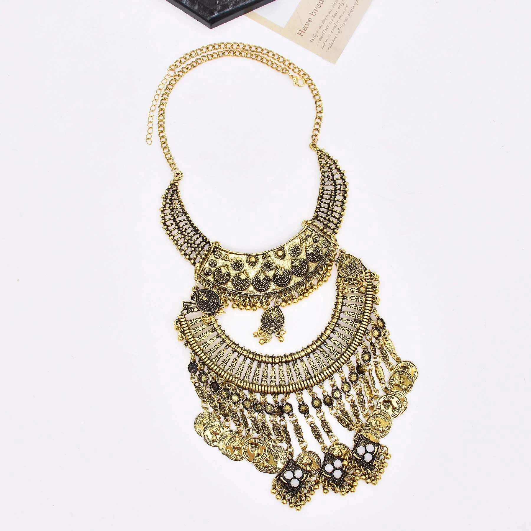 Collana con bavaglino con mone - Women Fashion Pakistan recensione e prezzo